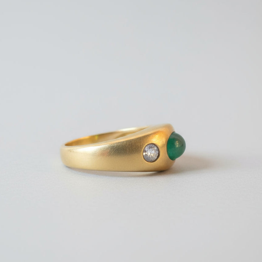 Vintage emerald cabochon ring